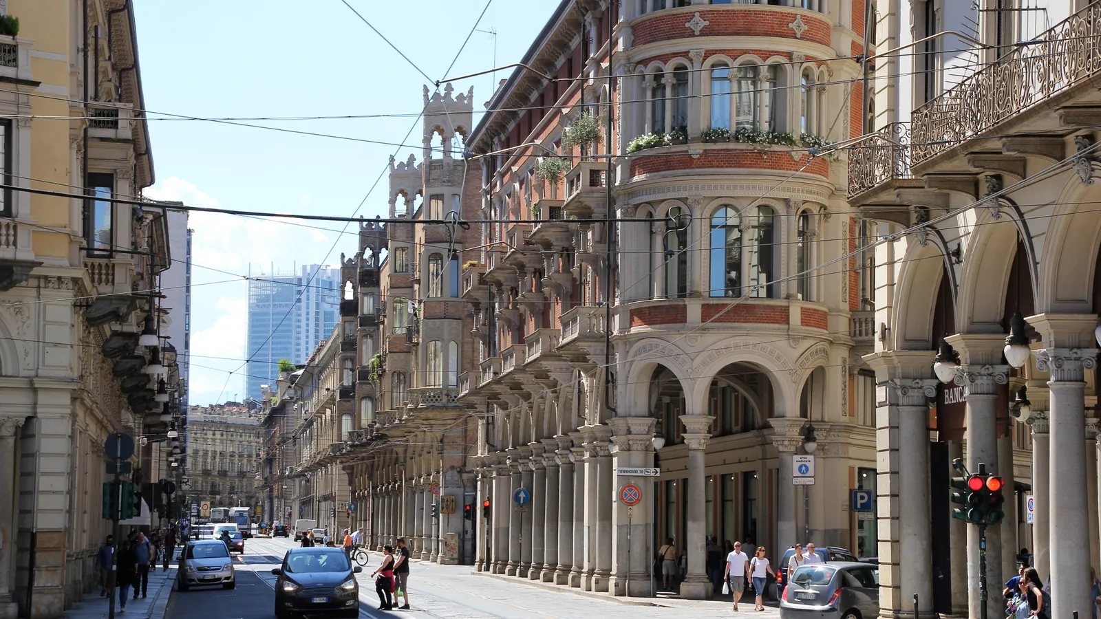 Auto e semafori in via Pietro Micca, nel centro storico di Torino, fra i portici