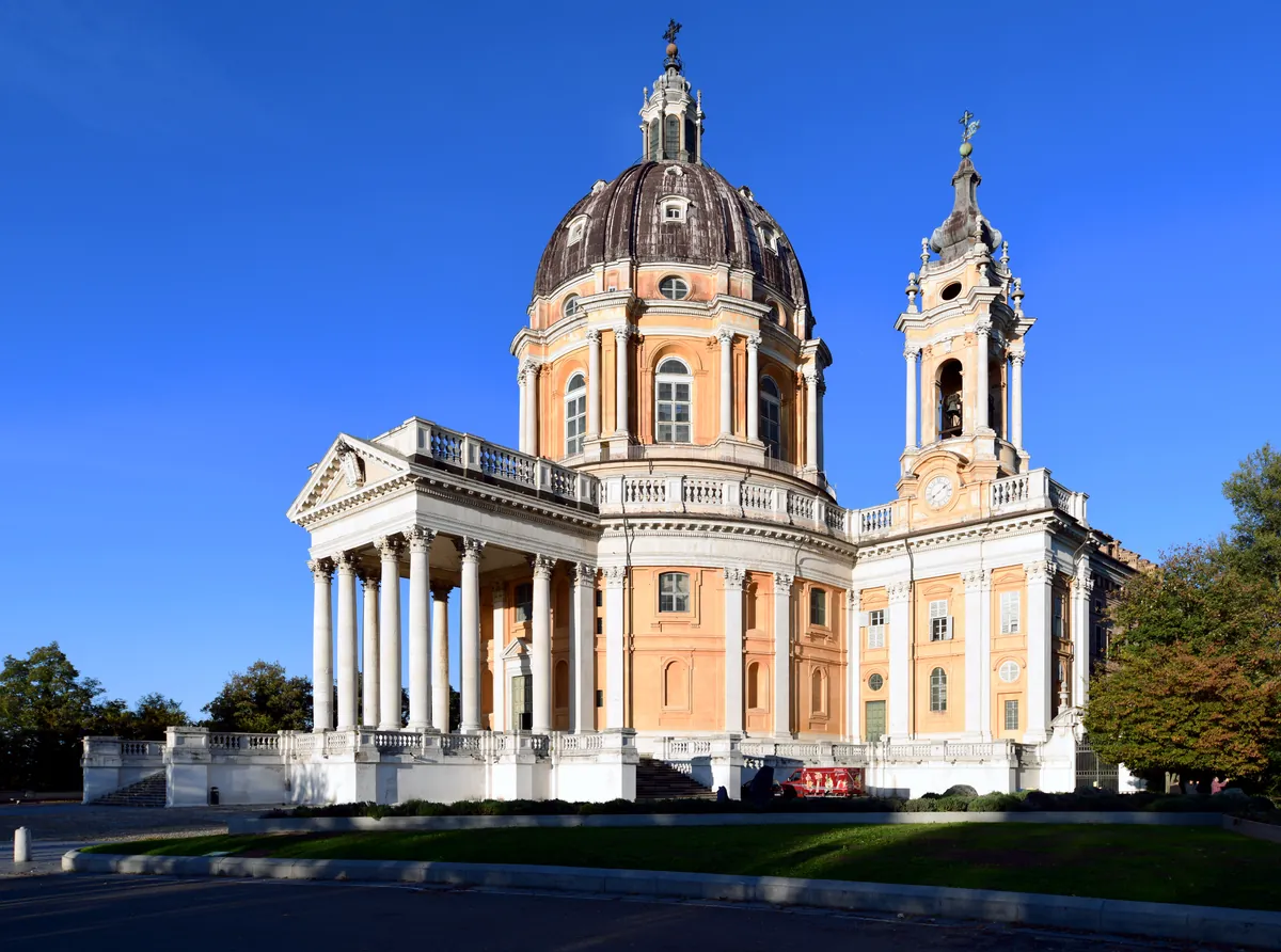 La basilica di Superga sulla collina di Torino in una giornata di cielo sereno