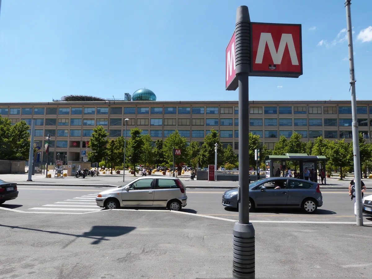 Il cartello della metro alla fermata Lingotto, con l'ex fabbrica Fiat sullo sfondo