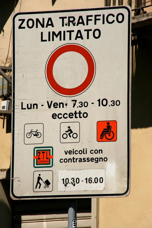 Cartello della zona a traffico limitato di Torino: dal lunedì al venerdì, dalle 7:30 alle 10:30