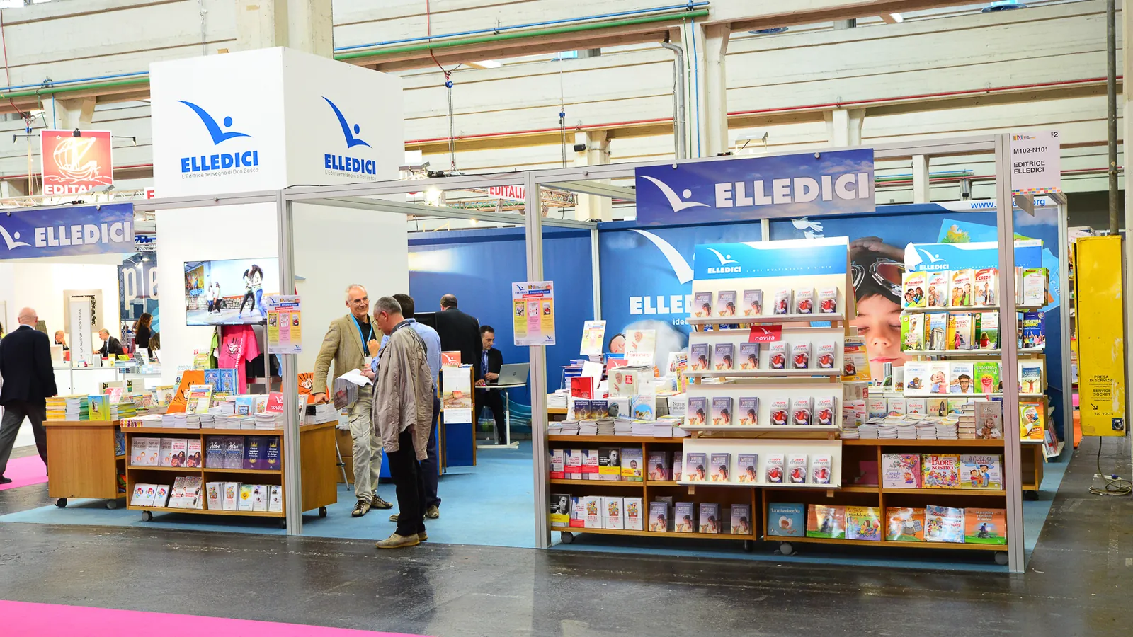 Corsia tra gli stand del Salone del Libro in un padiglione di Lingotto Fiere