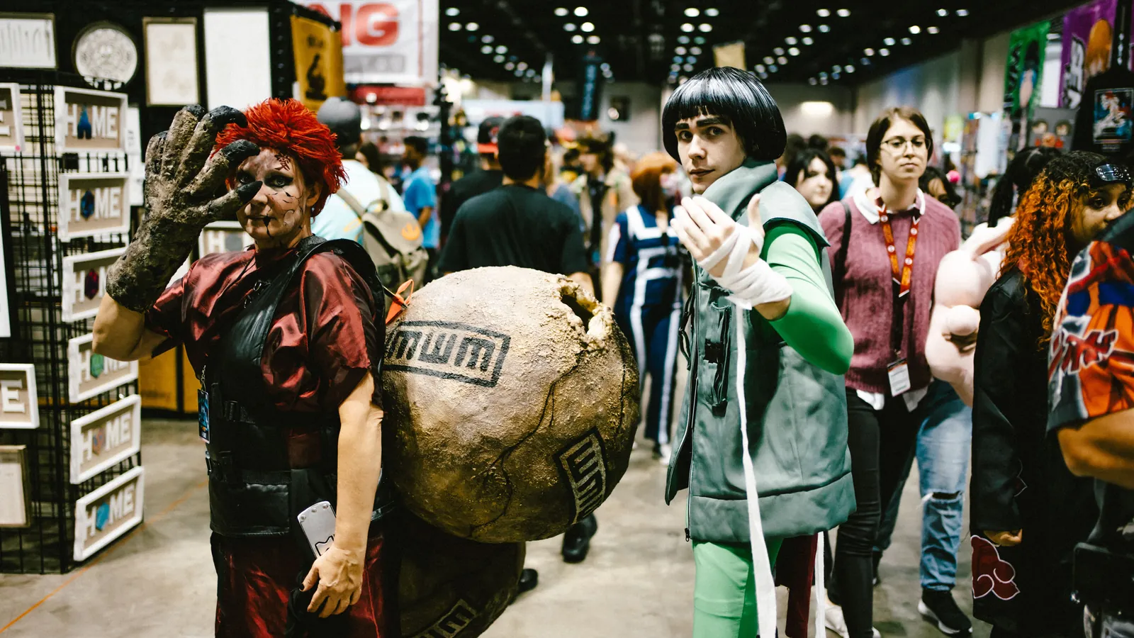 Cosplayer tra gli stand di una fiera del fumetto e dei giochi