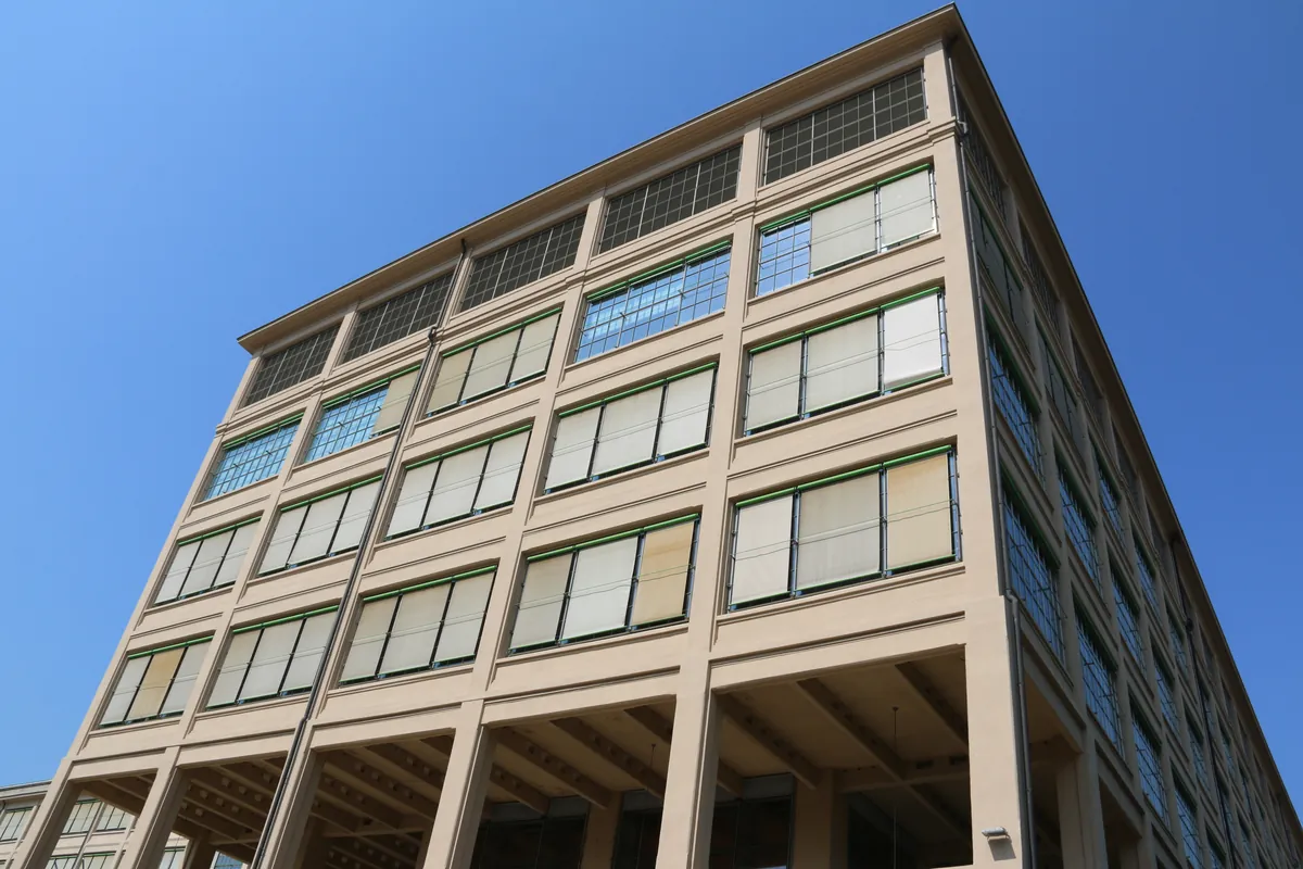 La facciata dell'ex stabilimento FIAT del Lingotto con le sue file di finestre