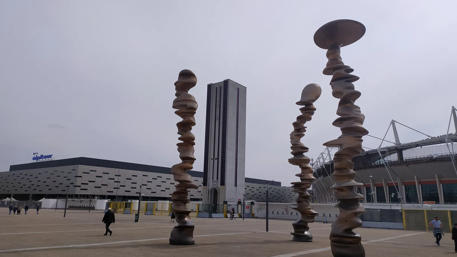 Sculture di Tony Cragg in primo piano e, sullo sfondo, l'Inalpi Arena di Torino, allora Pala Alpitour, con la Torre Maratona