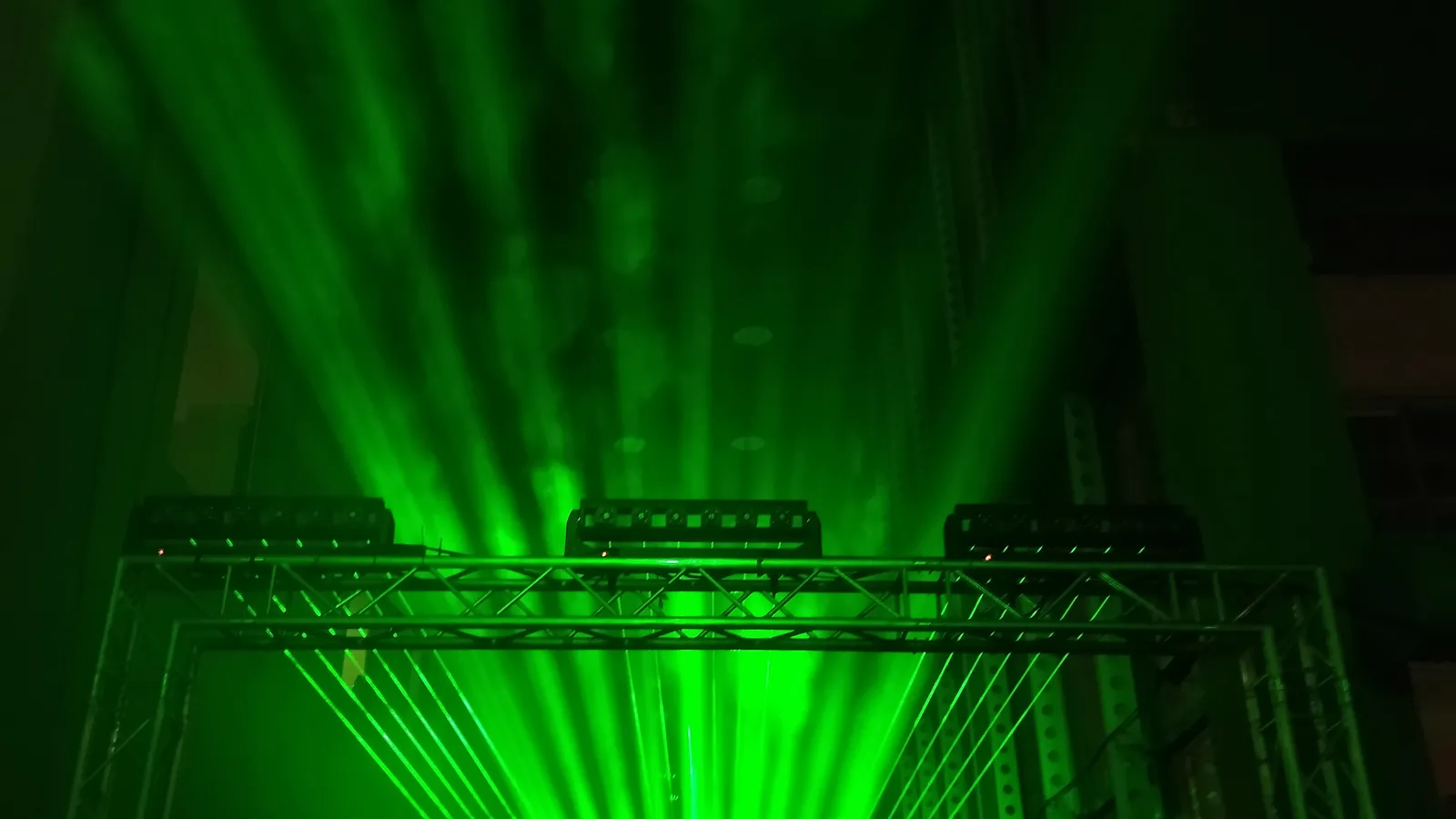 Fasci di luce laser sul pubblico del C2C Festival di Torino