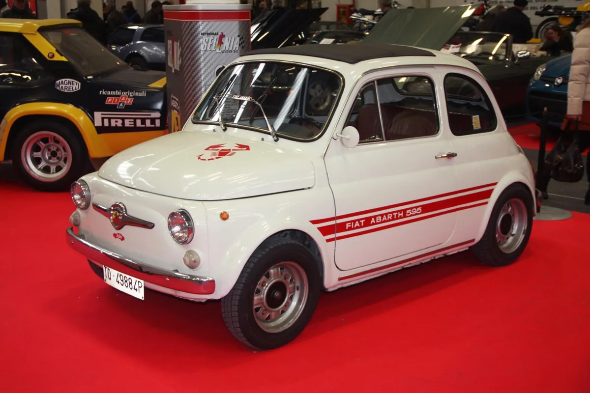 Fiat Abarth 595 bianca con le strisce rosse esposta ad Automotoretrò 2012 a Torino