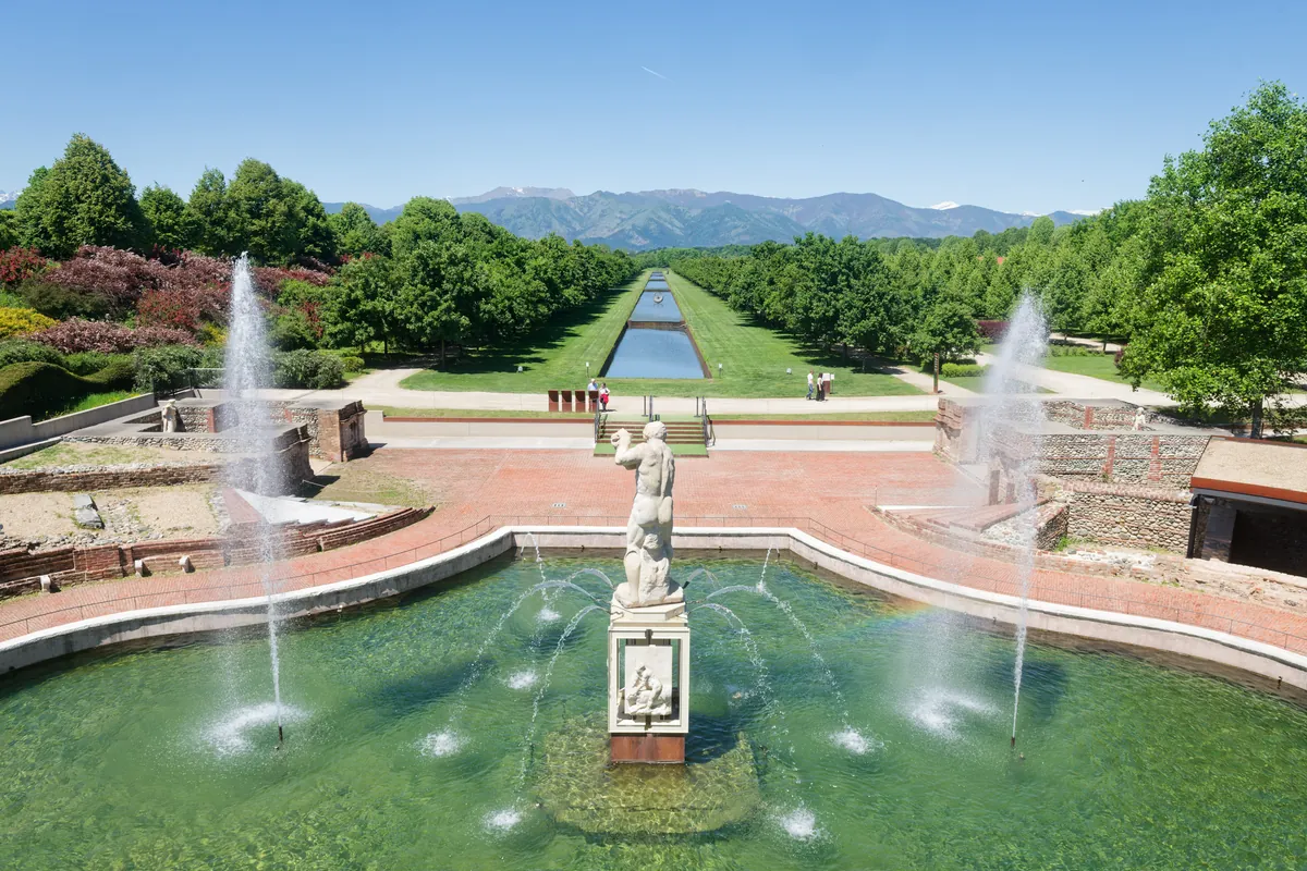 Fontana nei Giardini della Reggia di Venaria, con il lungo canale e le Alpi sullo sfondo
