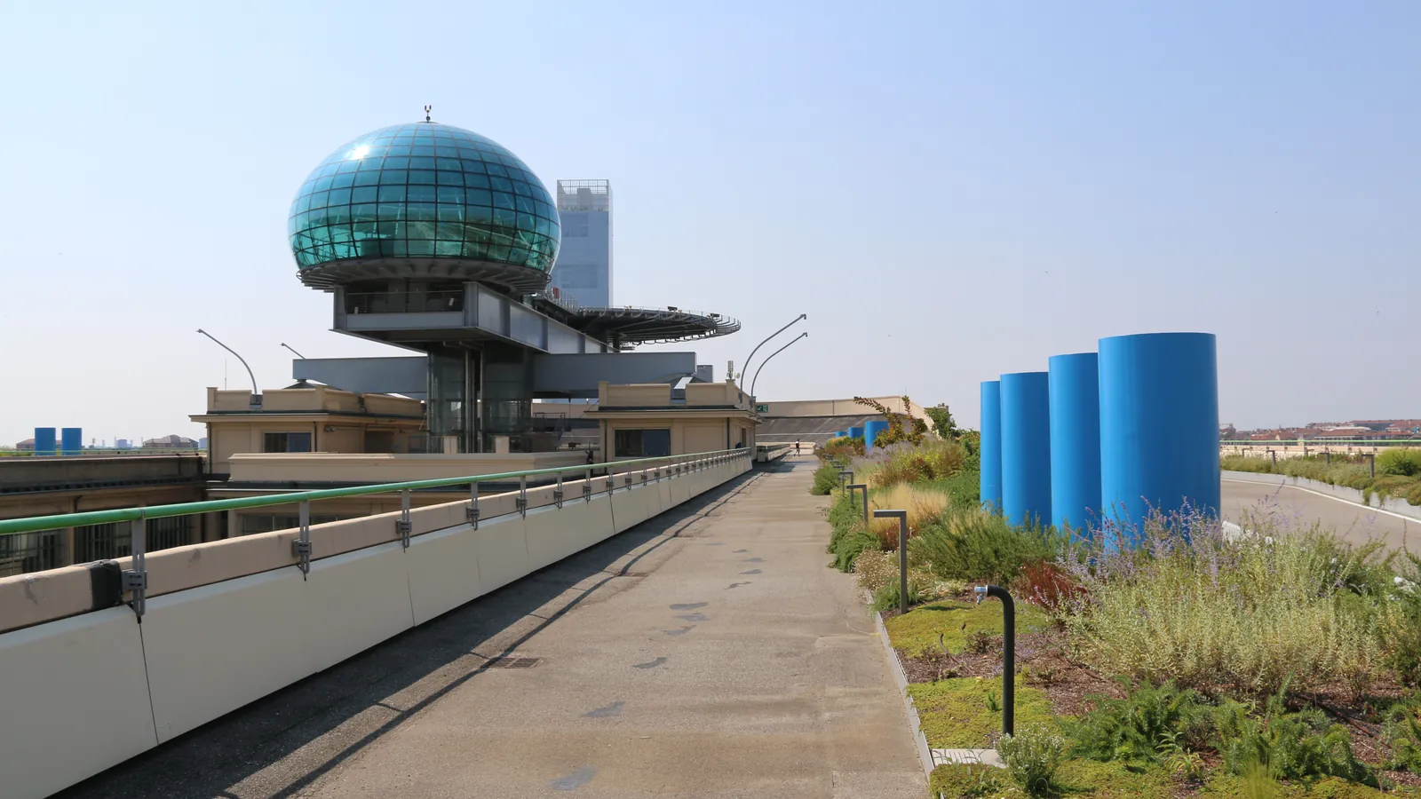 Il giardino pensile della Pista 500 Lingotto, con la Bolla di vetro sul tetto