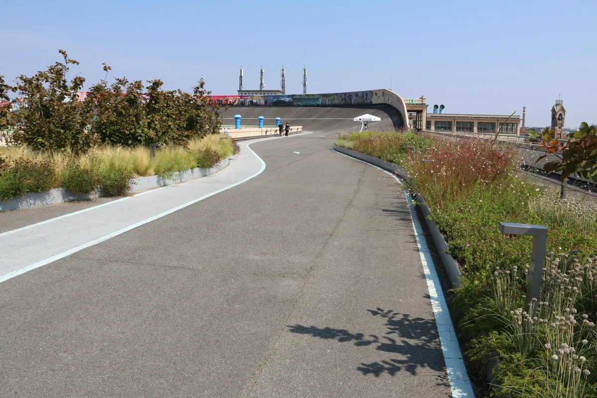 Il giardino di La Pista 500 sul tetto del Lingotto, percorribile a piedi