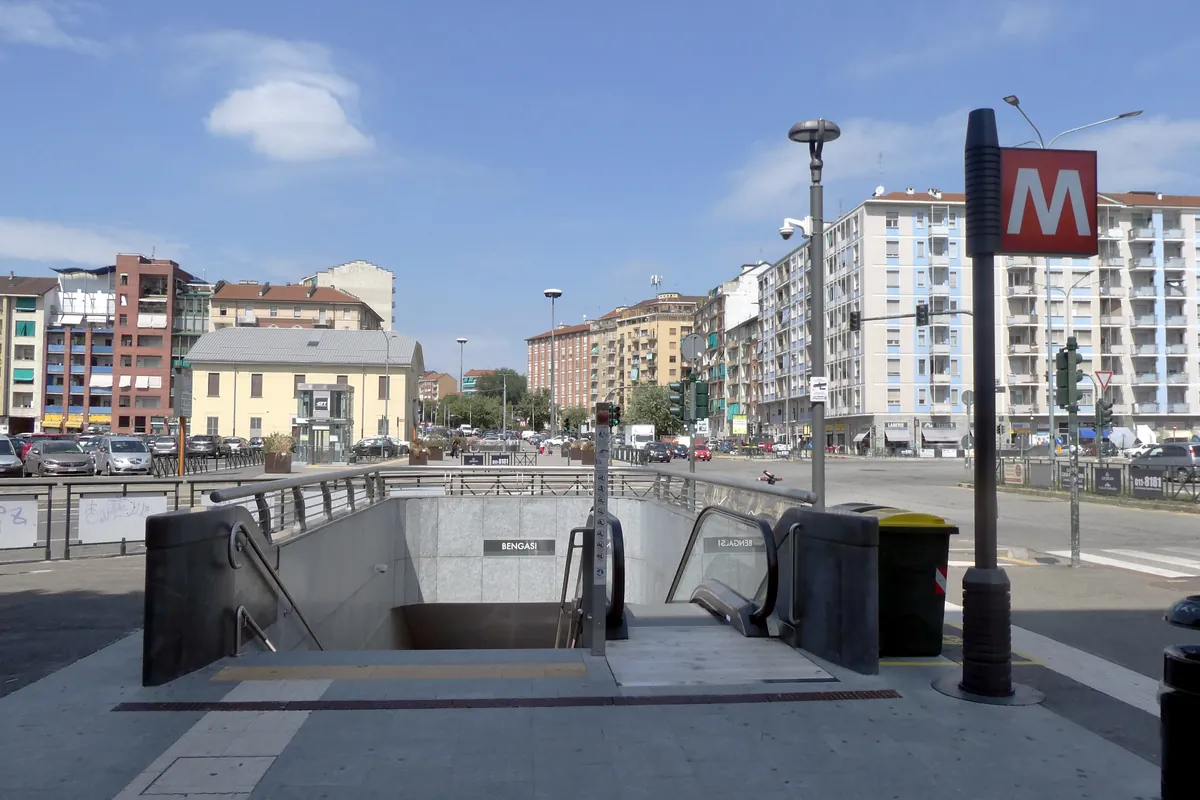 Ingresso della fermata Bengasi della metro di Torino, con scale mobili e insegna M