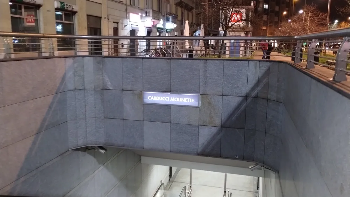 L'ingresso della fermata Carducci-Molinette della metropolitana su via Nizza