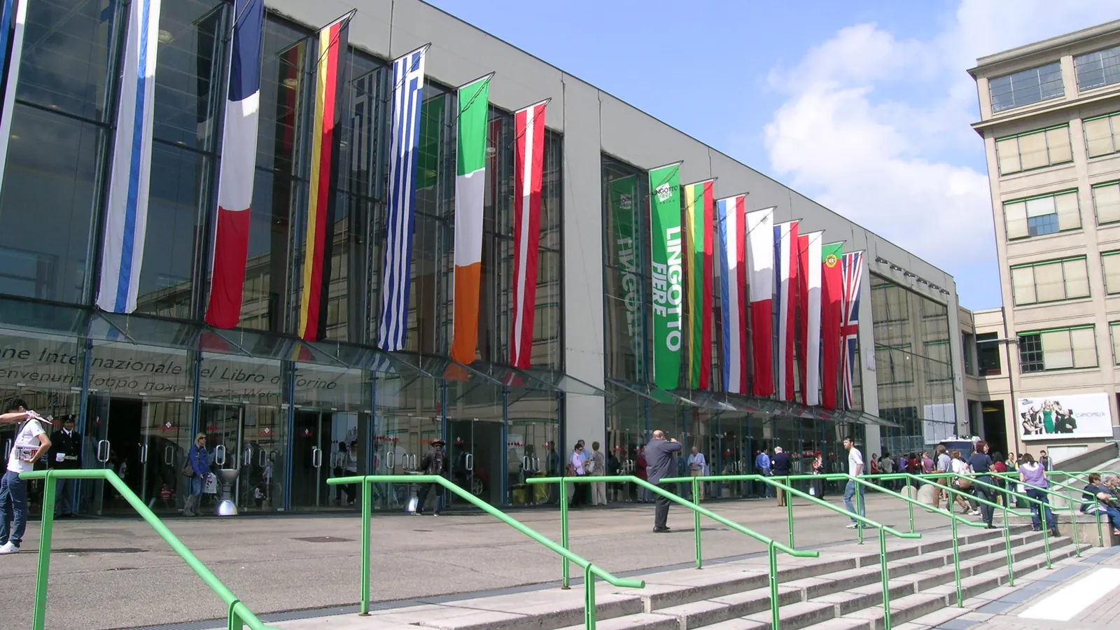 Ingresso di Lingotto Fiere con le bandiere in via Nizza a Torino