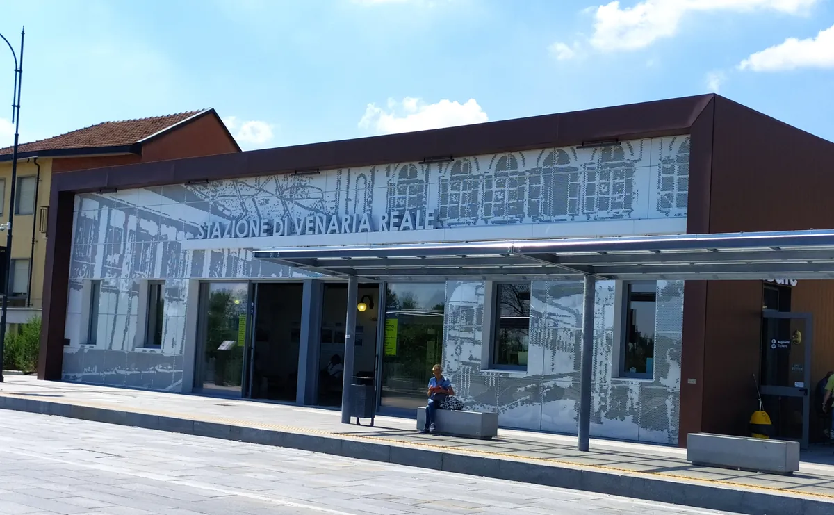 Ingresso della stazione ferroviaria di Venaria Reale, con il nome scritto sulla facciata