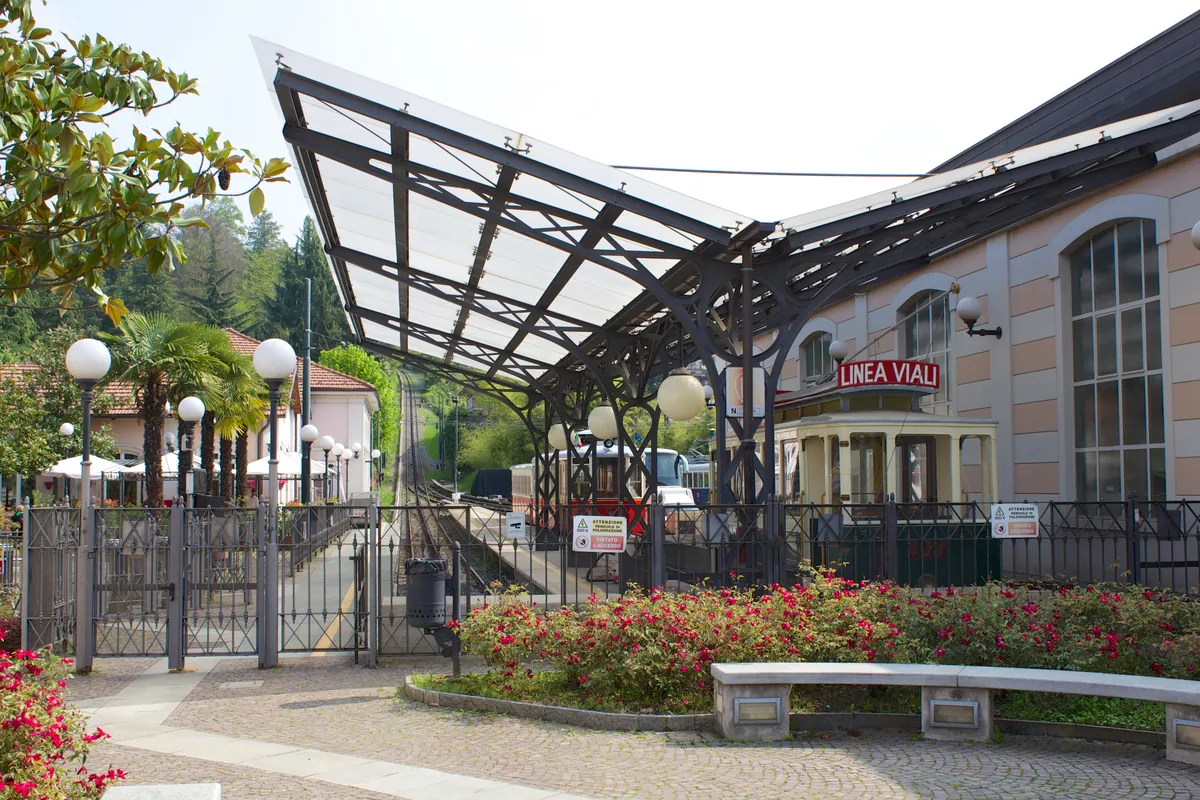 Ingresso della stazione Sassi con la pensilina in ferro e vetro sopra i binari della tranvia