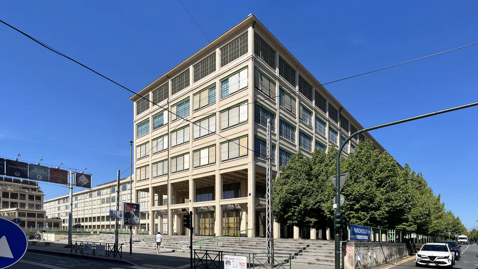 Il Lingotto visto da via Nizza, punto di riferimento per come arrivare a Lingotto Fiere