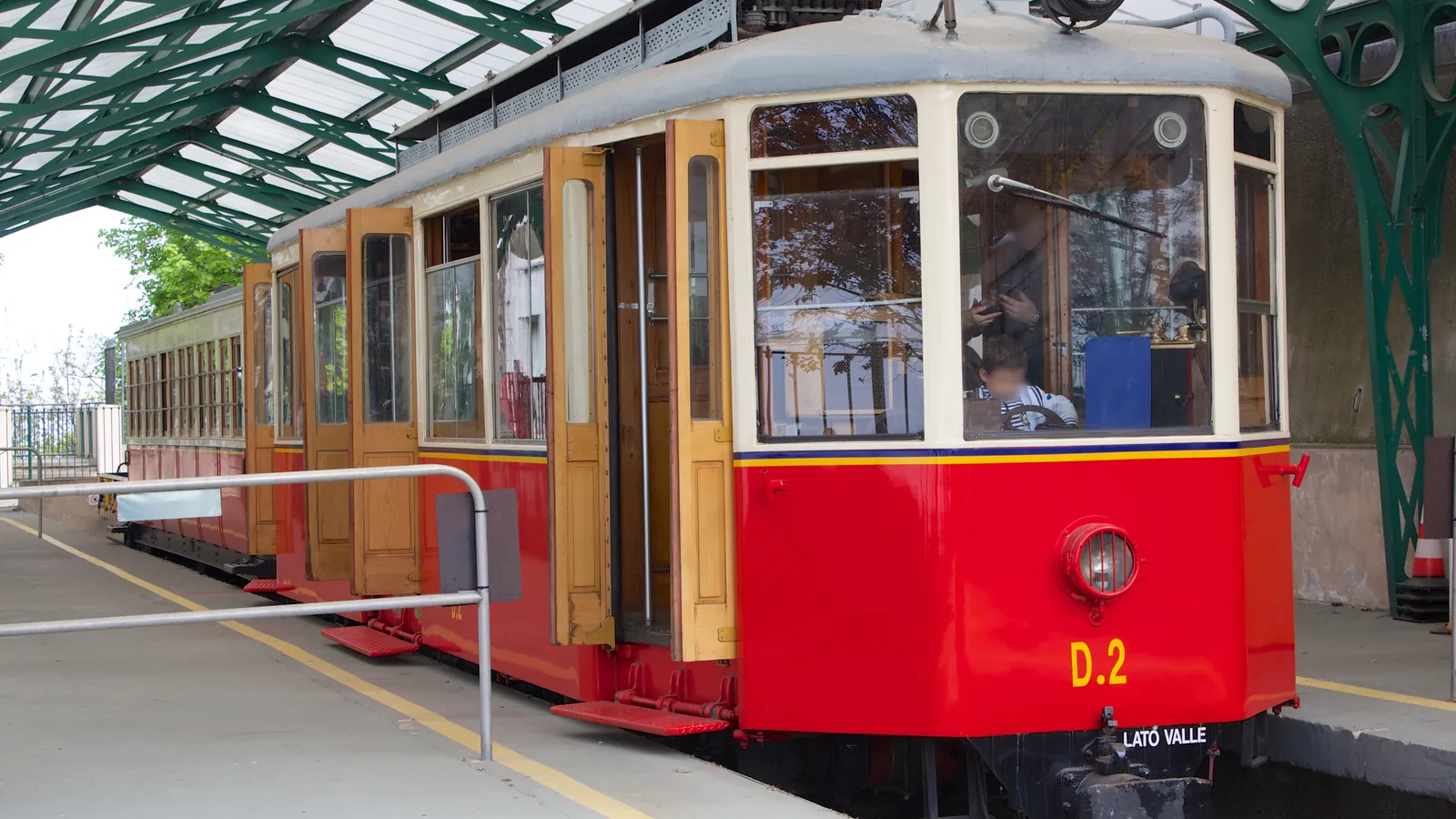 Motrice rossa D.2 della tranvia Sassi-Superga ferma sotto la pensilina della stazione di Superga