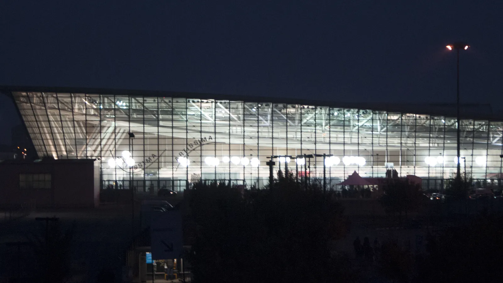 L'Oval del Lingotto illuminato di sera, sede di Artissima