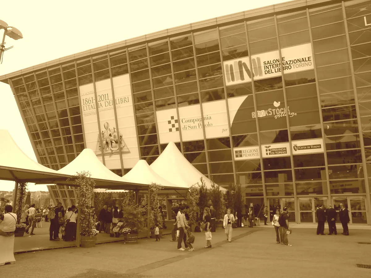 L'Oval del Lingotto con gli striscioni del Salone Internazionale del Libro