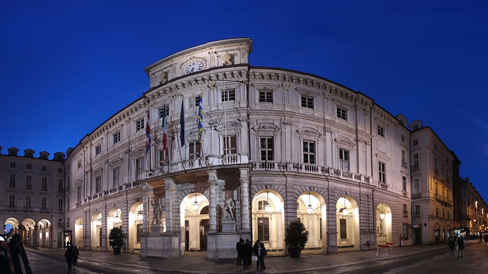 Palazzo Civico di Torino illuminato la sera, sede del Comune che fissa la tassa di soggiorno a Torino
