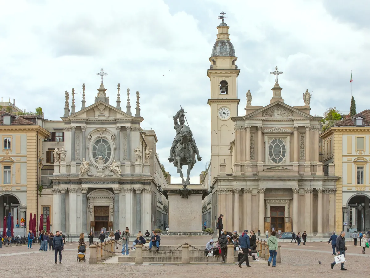 Piazza San Carlo a Torino con le chiese gemelle e il monumento equestre a Emanuele Filiberto