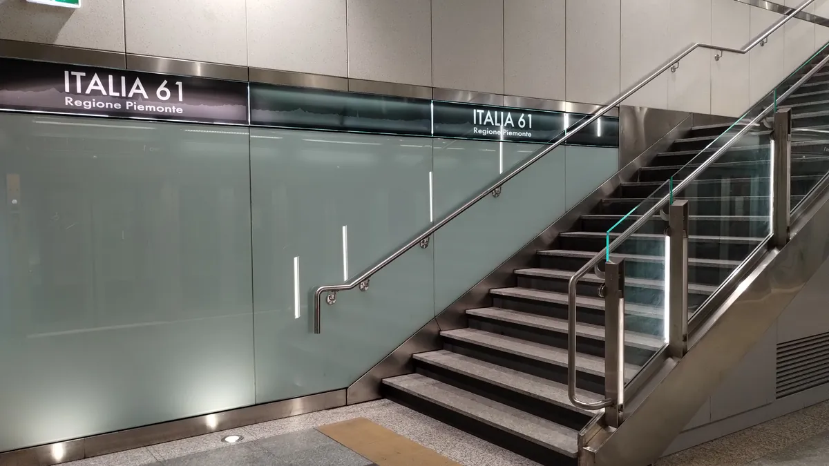 Scale e insegne della fermata Italia 61 della metropolitana di Torino
