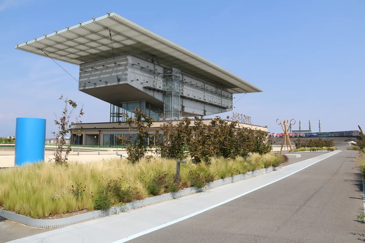 Lo Scrigno della Pinacoteca Agnelli sopra il giardino pensile, accanto alla vecchia pista di collaudo