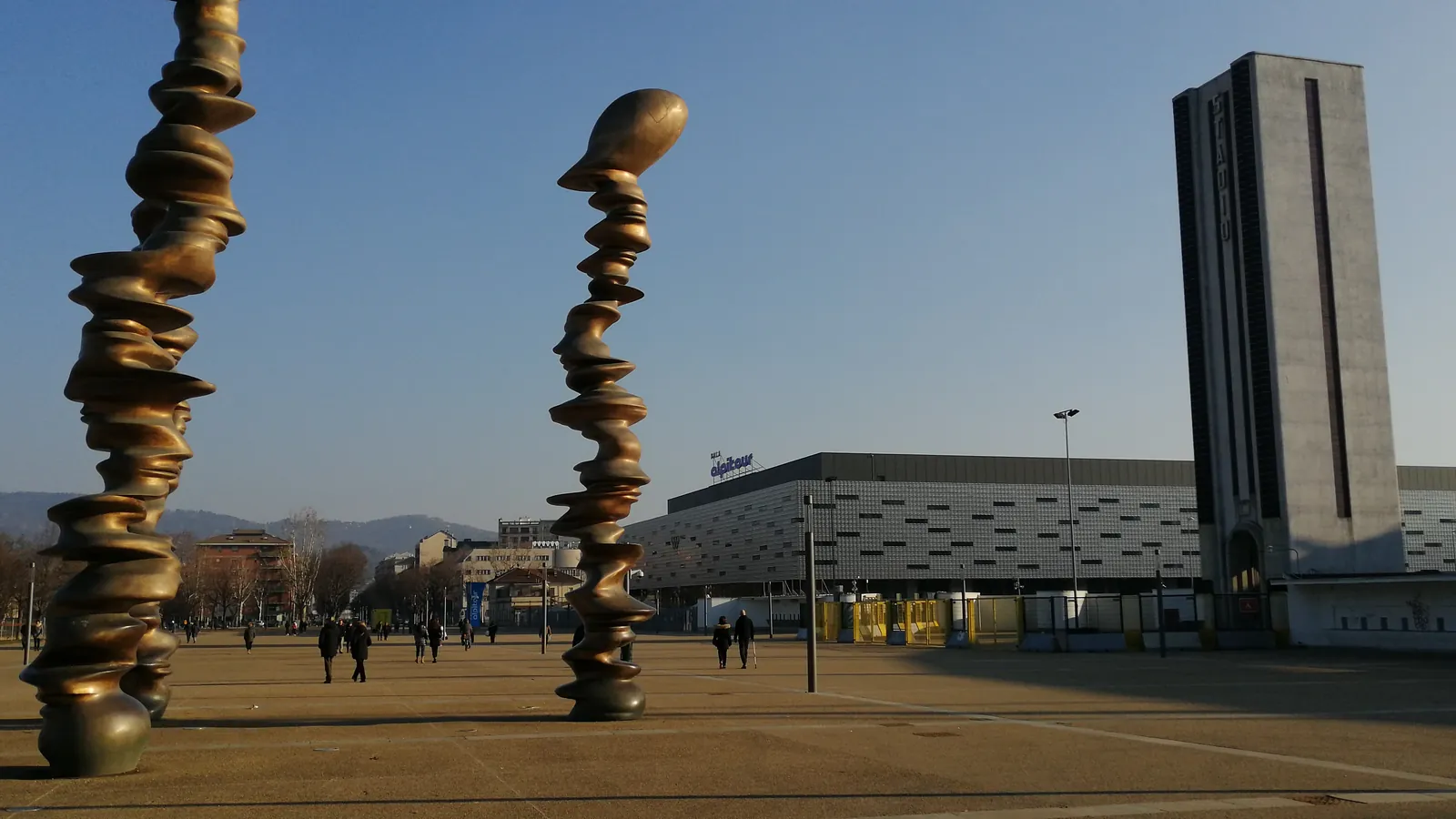 Le sculture di Tony Cragg davanti all'Inalpi Arena di Torino, ancora con l'insegna Pala Alpitour