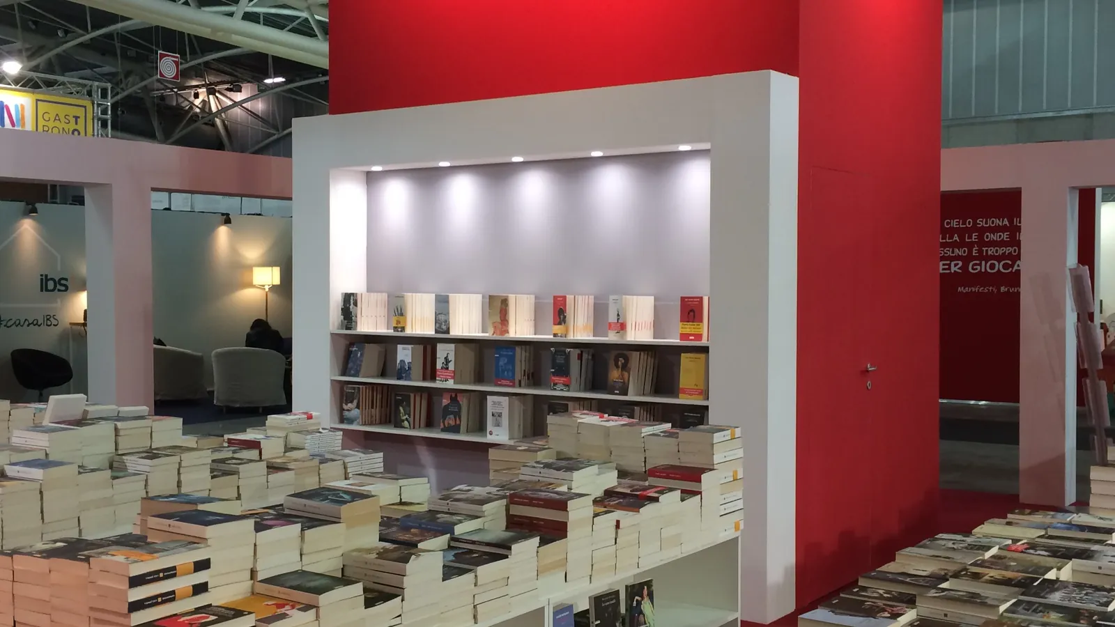 Stand di un editore tra i libri esposti al Salone del Libro di Torino