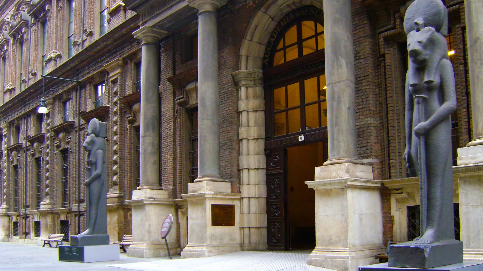Statue egizie davanti al palazzo del Museo Egizio di Torino
