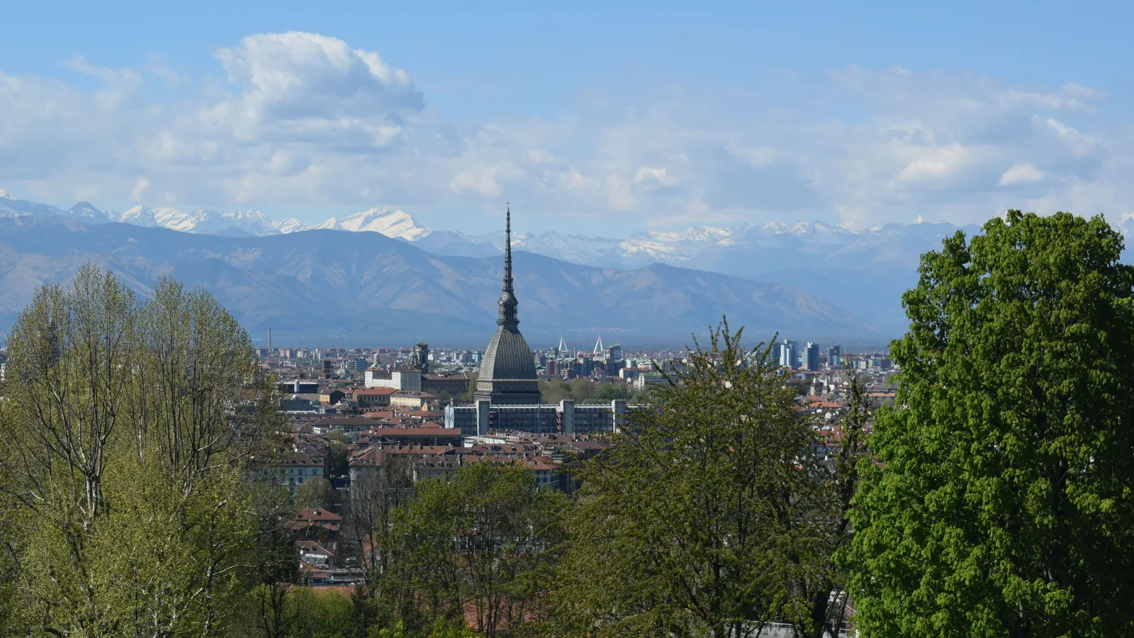 Torino vista dall'alto con la Mole Antonelliana e le Alpi innevate