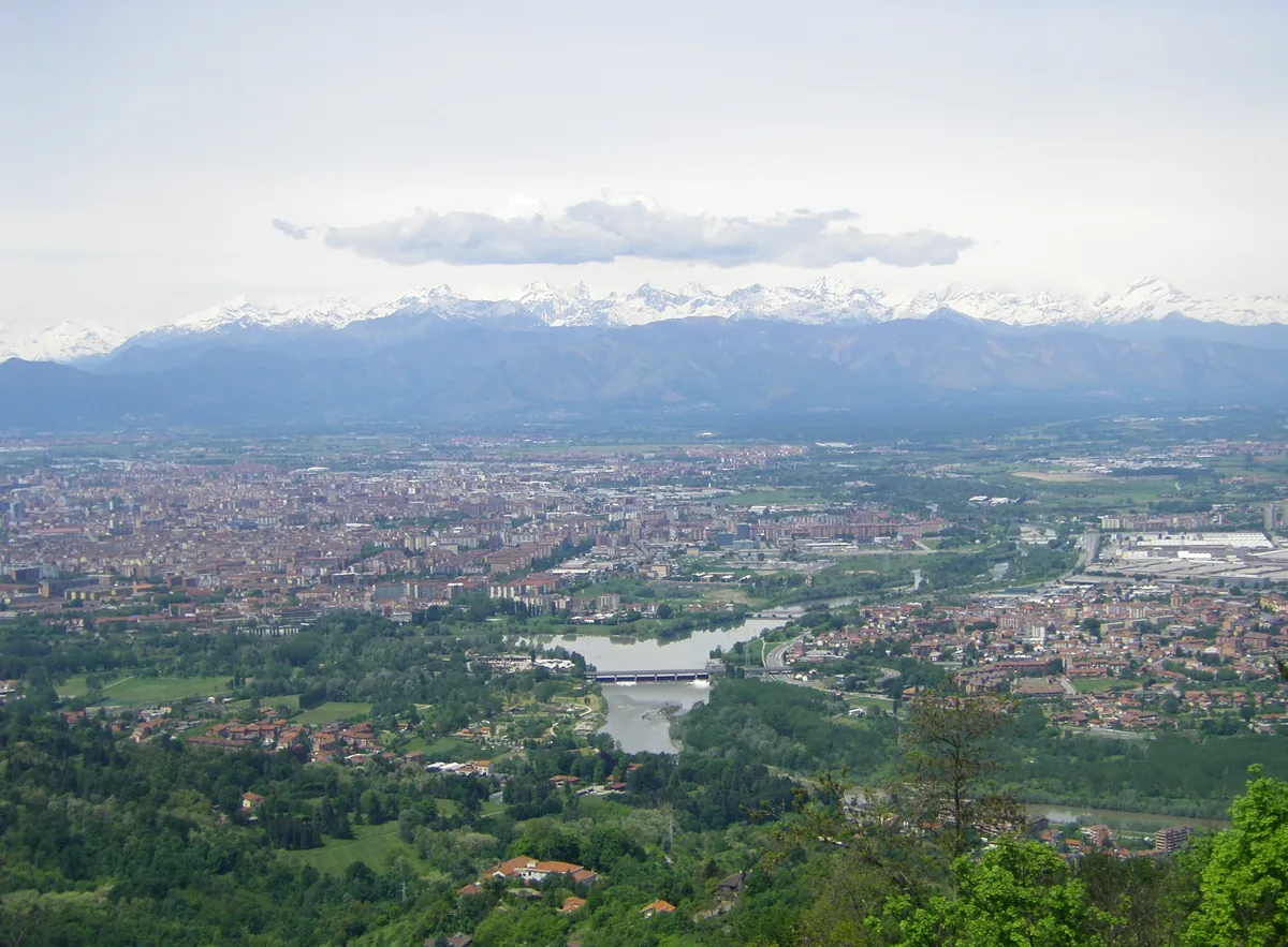 Torino vista dalla collina di Superga con il Po e le Alpi innevate sullo sfondo