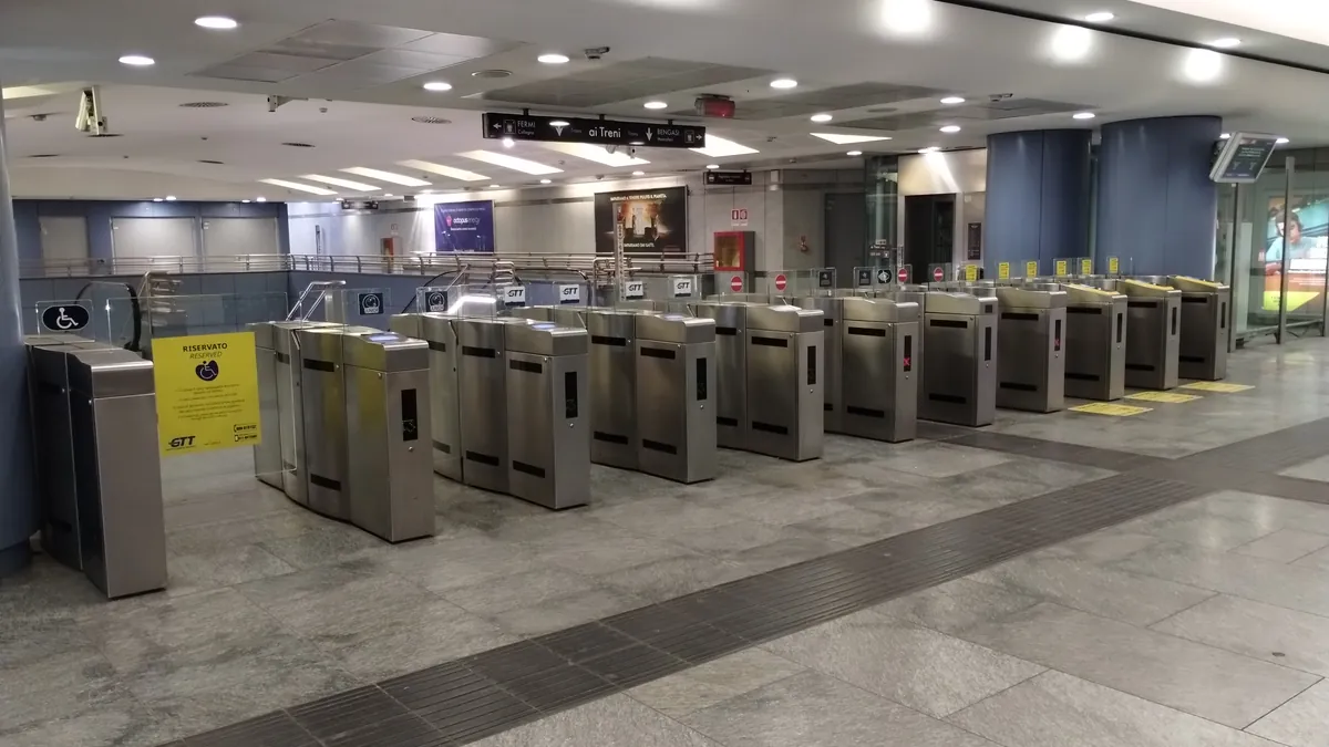 Tornelli di convalida dei biglietti in una stazione della metropolitana di Torino