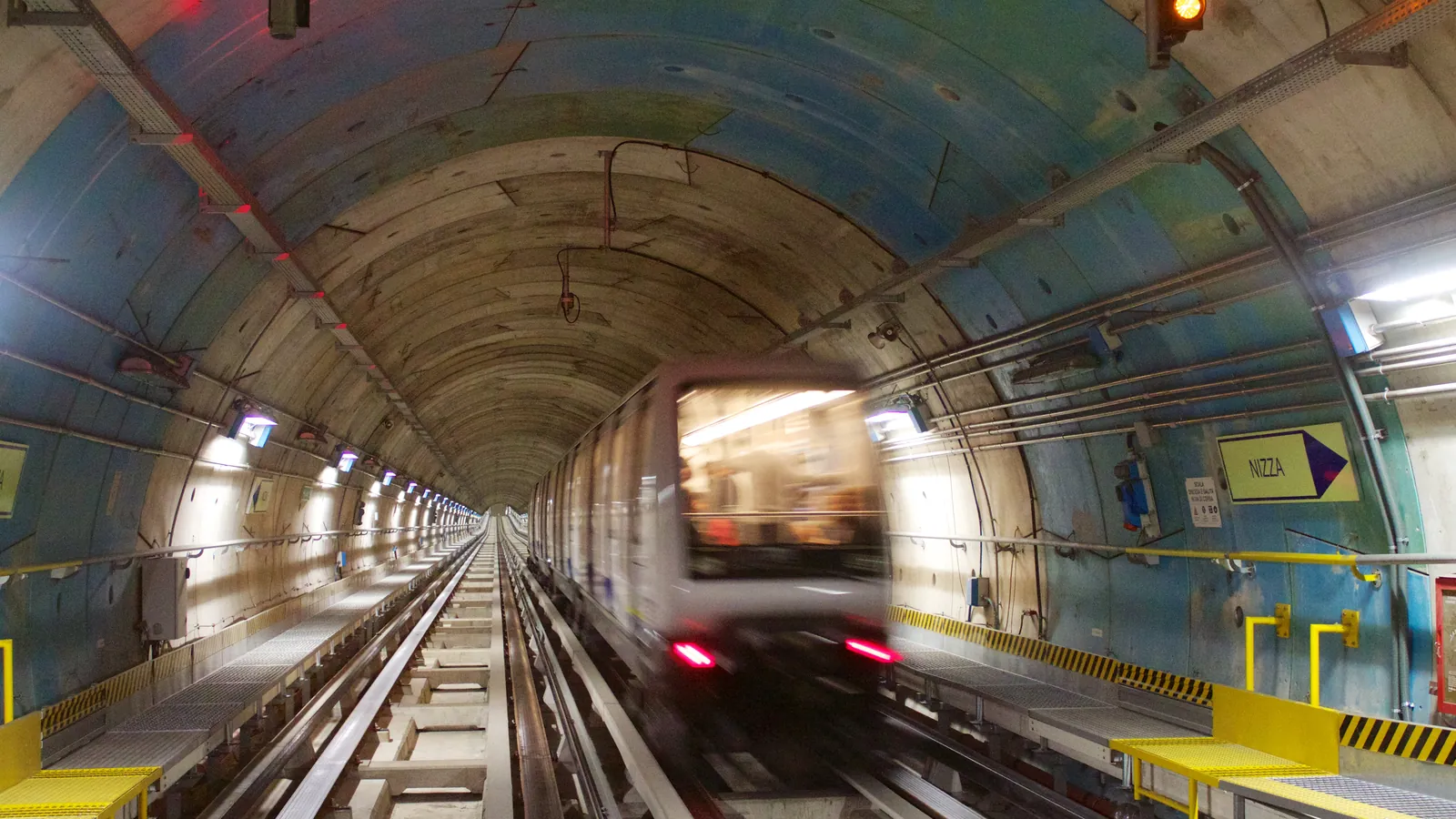 Treno della metro di Torino in arrivo nella galleria della linea 1