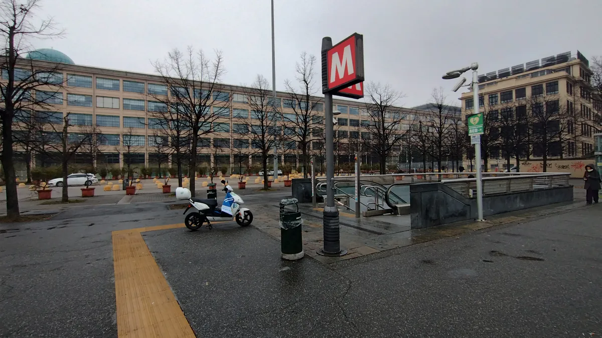 L'uscita della metro Lingotto davanti al lungo edificio del Lingotto, con la Bolla sul tetto