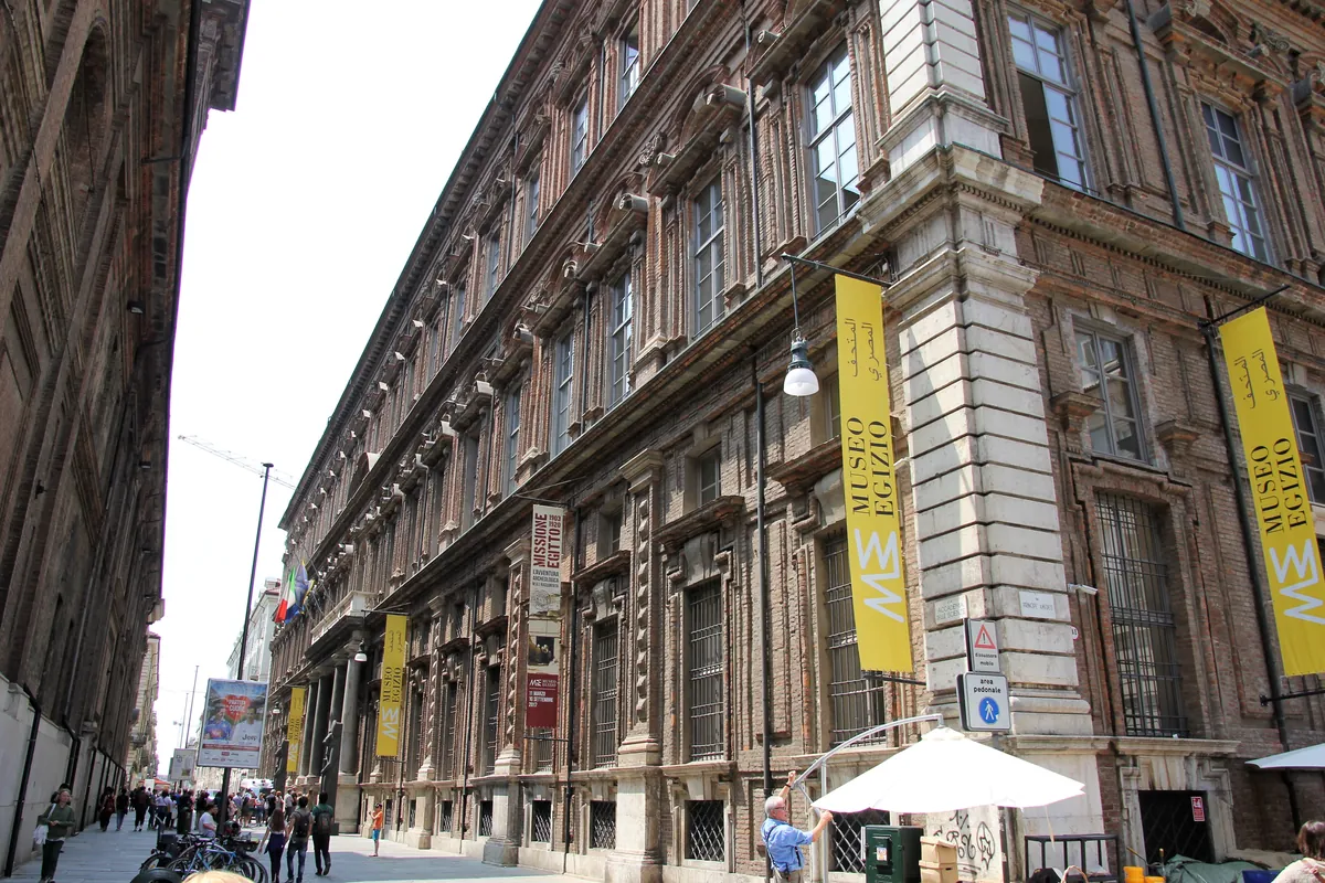 Via Accademia delle Scienze con gli stendardi gialli all'ingresso del Museo Egizio