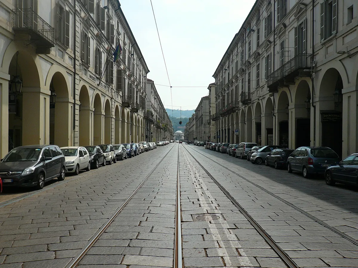 Via Po con i portici su entrambi i lati e la Gran Madre in fondo