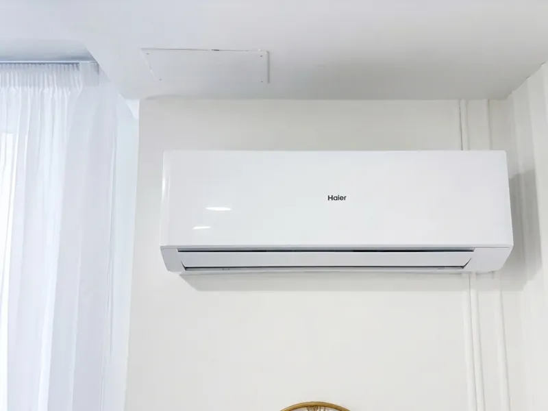 Climatizzatore a parete nel soggiorno dell'appartamento