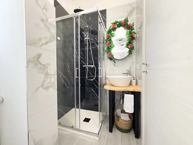 Bagno in marmo con doccia