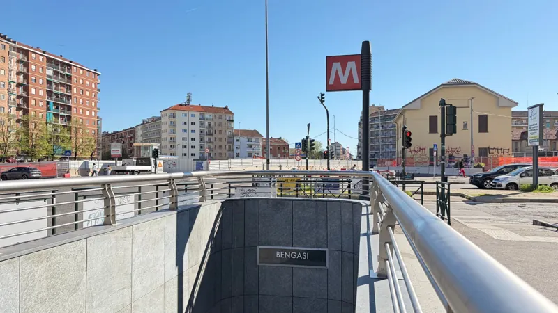 Ingresso della fermata Bengasi della metropolitana di Torino