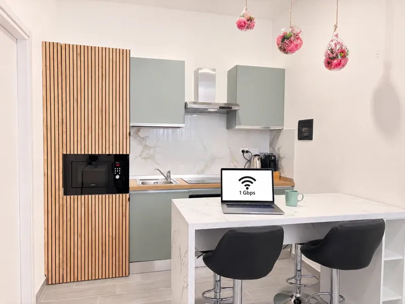 Portatile sul tavolo della cucina con la velocità del WiFi in fibra, 1 Gbps